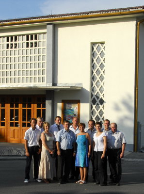 Es mu etwas geschehen: Team Lanzenkirchen vor dem Gemeindesaal Lanzenkirchen