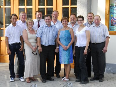 Vor dem Gemeindesaal in Lanzenkirchen, August 2007