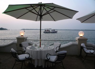 DINNER  BY  THE  BAYE