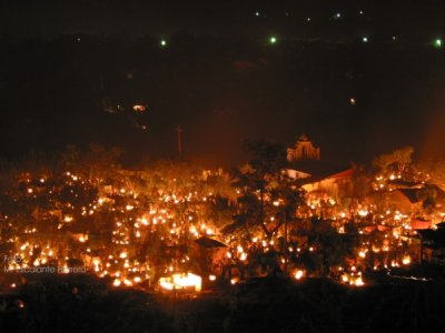 Cementerio Iluminado por Velas  el 1 de Noviembre