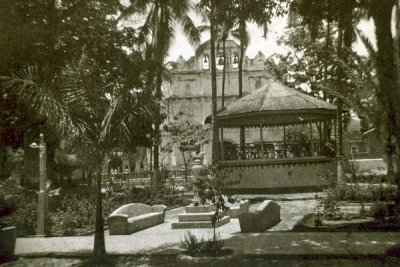 Parque Central, Kiosco Antiguo e Iglesia  al Fondo