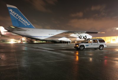 AN-124 UR-82072 and Trailblazer