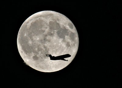 IMG_3905-pleine lune et avion--900.jpg