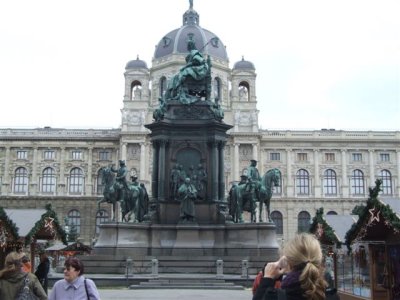 Full shot of Maria Theresien Memorial.JPG