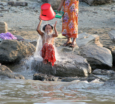 Life Along The Irrawaddy River (Dec 06)