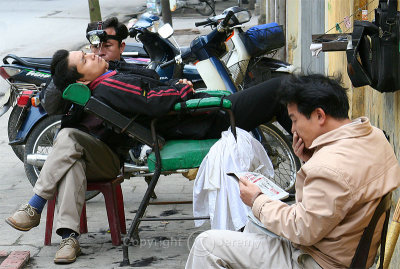 Roadside Barber, Hanoi (Mar 07)