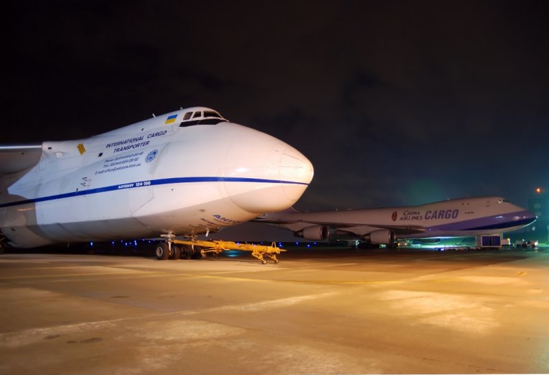 Antonov Design Bureau AN-124-100 (UR-82072) & China Airlines Boeing 747-400 (B-18706)