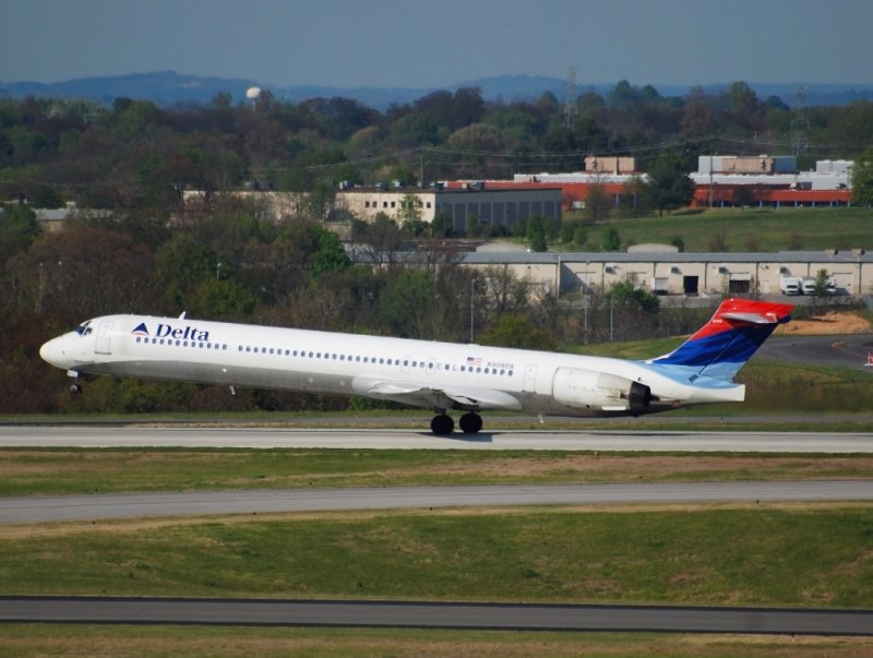 Delta Air Lines MD-90 (N909DA)