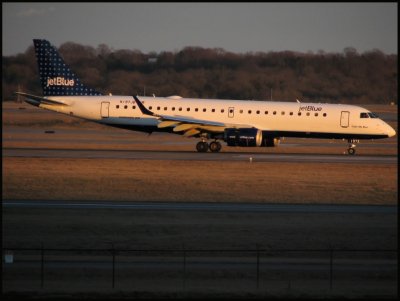 JetBlue Airways Embraer 190  (N197JB)