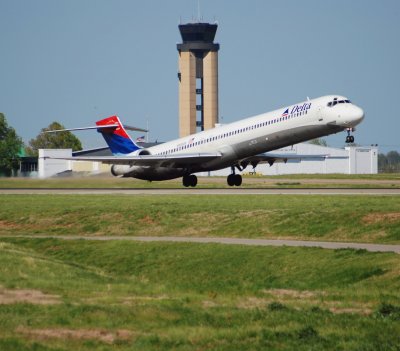 Delta Air Lines MD-90 (N906DA)