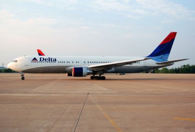 Delta Air Lines Boeing 767-332 (N136DL)