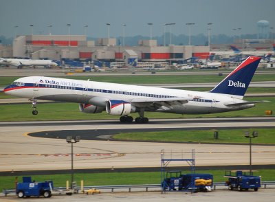 Delta Air Lines Boeing 757-232 (N690DL)