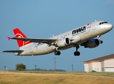 Northwest Airlines Airbus A320-212 (N377NW)
