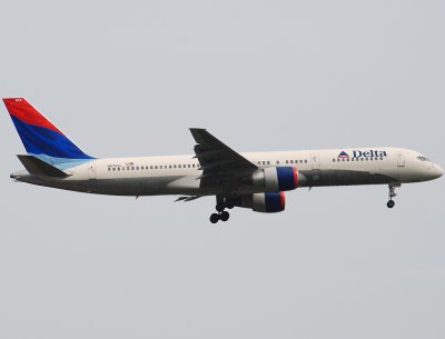 Delta Airlines Boeing 757-232 (N676DL)