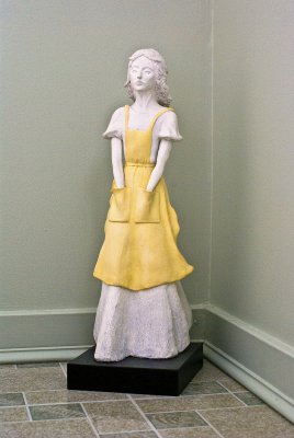 girl with apron - Clay/patina