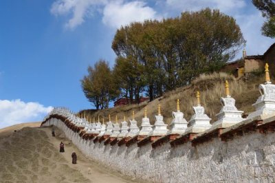 Praying arround Litong Monastery