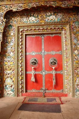 Cow-horn style lock at the foot of the door