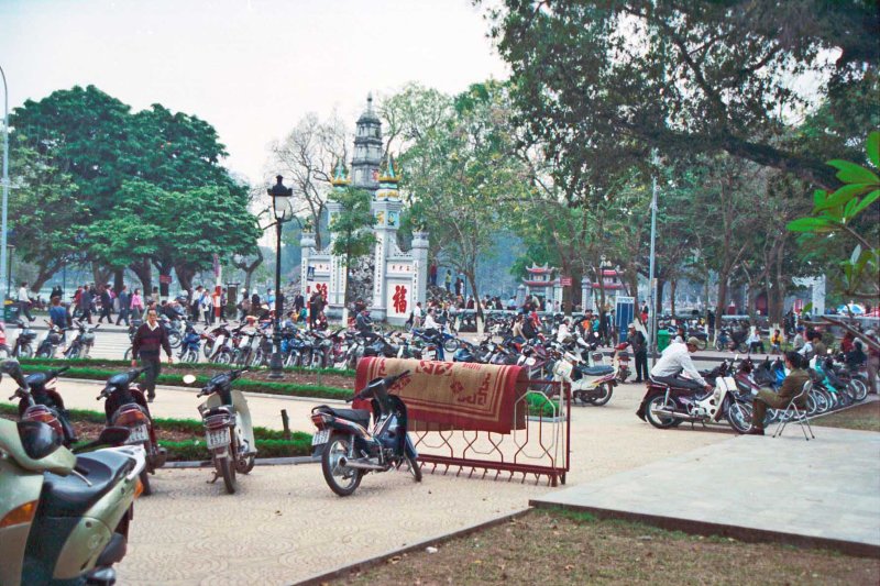 Entrance to Ngoc Son Temple Area.jpg