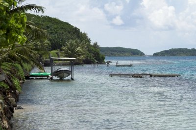 0749 Crusising along Huahine Iti