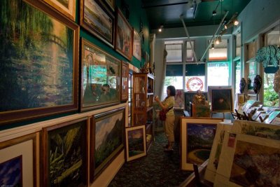 C4059 Art Gallery, the only one open late evening...