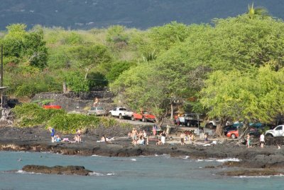 C4688 Honaunau Bay Packed with locals