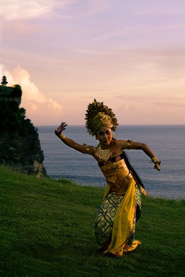 Uluwatu sunset dancer