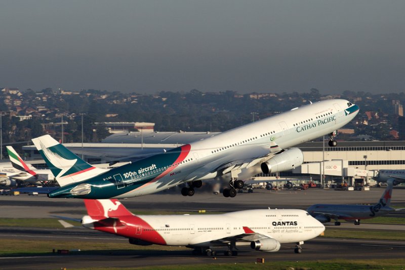 CATHAY PACIFIC AIRBUS A330 SYD RF IMG_9592.jpg