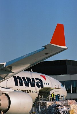 NWA AIRBUS A330 AMS RF.jpg