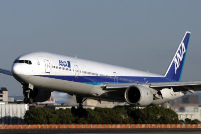 ANA BOEING 777 300 ITM RF IMG_7499 .jpg