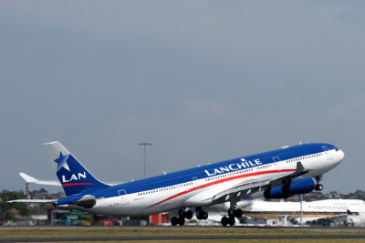 LAN CHILE AIRBUS A340 SYD RF IMG_3387 .jpg