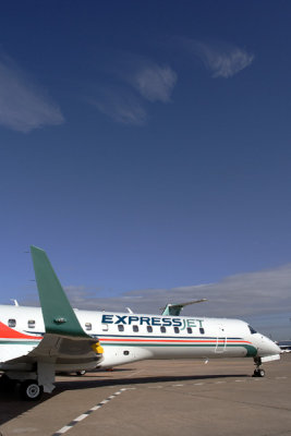 EXPRESS JET EMBRAER 145 RX IAH RF IMG_0014.jpg