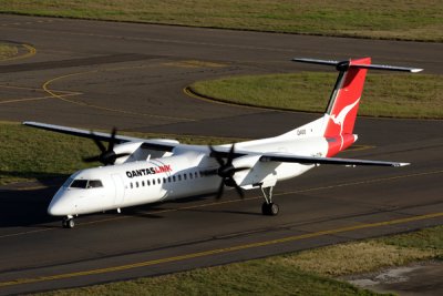 QANTAS LINK DASH 8 400 SYD RF IMG_9636.jpg