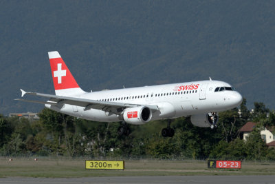 SWISS AIRBUS A320 GVA RF IMG_3098.jpg