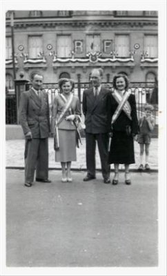Devant la Mairie - 14 Juillet 1953  -  Photo