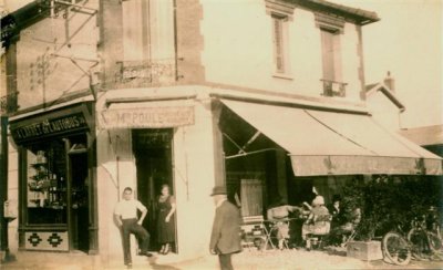 En 1910 - Cafe a l'angle Maximilien Robespierre et Legendre