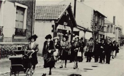 Teinturerie Charles Francais... Defile des resistants membres de l'UDR