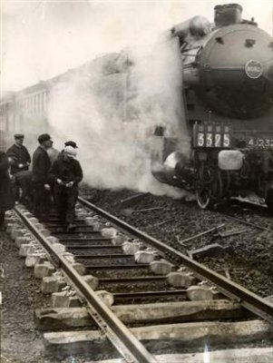 Pose de traverses en beton pres du pont Maillard en 1935