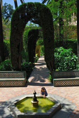 girl at the fountain