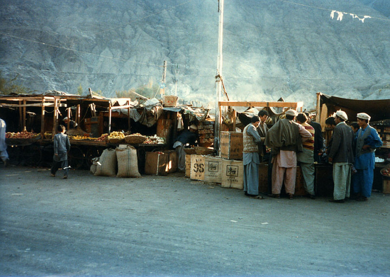 Gilgit - open bazaar (day)