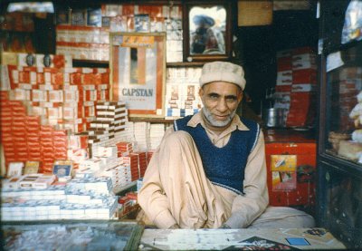 Cigarette seller under Mehfil Hotel