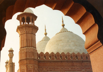 Badshahi Mosque thru arch