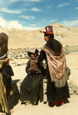 Leh -3 ladies roadside chat