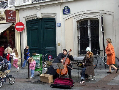 child duet dancing to Rue Cler musicians