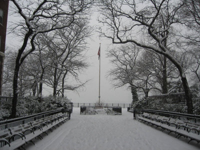 2008 Snow on the Brooklyn Esplanade NW.jpg