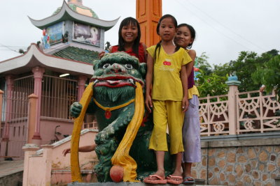 vietnamese kids in front of the pagoda