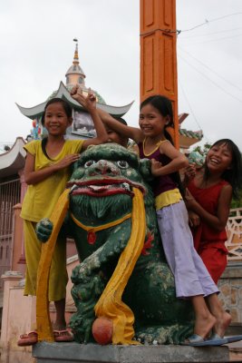 vietnamese kids in front of the pagoda
