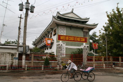 pagodas and shrines with Chinese influence