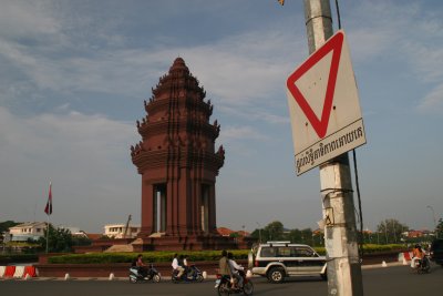 Independence Monument is in the form of a lotus-shaped stupa, of the style seen at the great Khmer temple at Angkor Wat