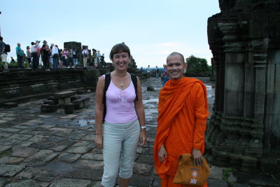 Meeli & a monk on top of Phnom Bakhang