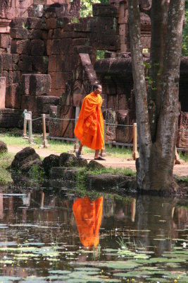 monk and Banteay Srei